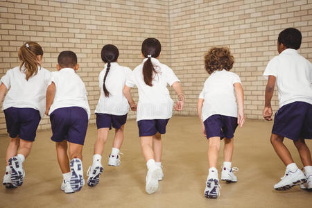 白种人 男孩 女孩 学校 跑步 大厅 教育 健身房 童年