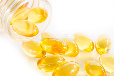 特写黄色软明胶补充omega3。