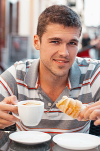 咖啡馆 早餐 饮酒 男人 生活 咖啡 热的 桌子 街道 在室内