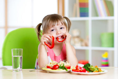 孩子在幼儿园或家里吃健康食品