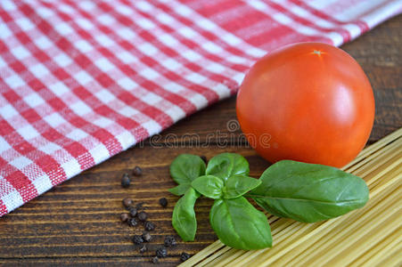方格图案 特写镜头 番茄 面团 蔬菜 食物 胡椒粉 台布