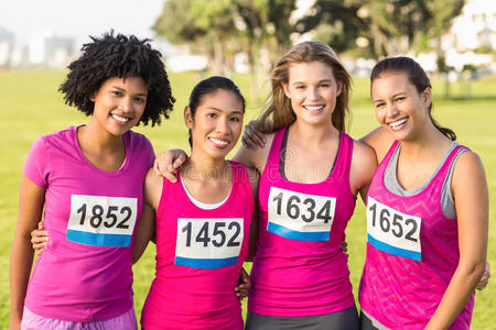 四个微笑的跑步者支持乳腺癌马拉松