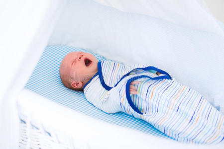 毯子 婴儿床 卧室 面对 白种人 出生 新的 医院 婴儿室