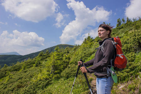 在山上徒步旅行。