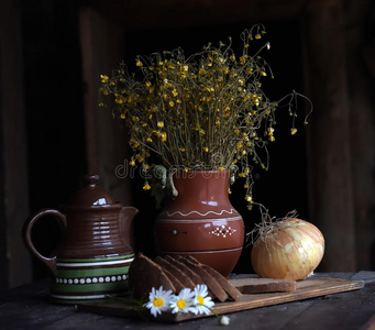 陶瓷餐具和野花