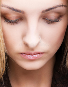 闭眼女性闭眼女性面部特写照片