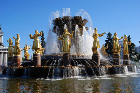 人们的喷泉友谊。 莫斯科Vdnh公园的景色