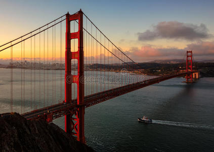 日出时旧金山著名的金门大桥