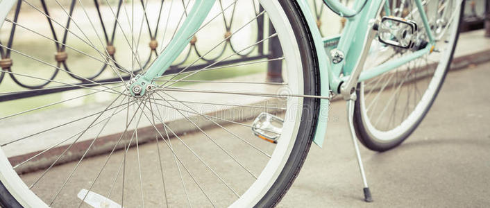 蓝色老式城市自行车，活动概念和健康的生活方式