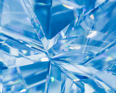 晶体折射的抽象蓝色背景