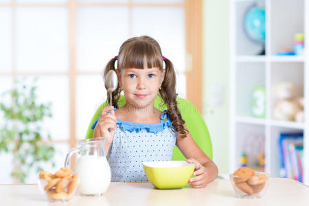 孩子在家吃健康食品