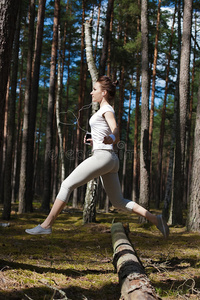 适合女性运动员在森林外交叉训练。