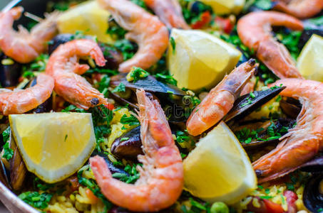 用贻贝虾和蔬菜关闭经典海鲜饭