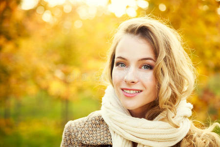 时尚 白种人 秋天 围巾 美女 成人 闲暇 中隔 面对 树叶