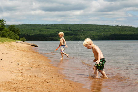 夏天 外部 假期 飞溅 男孩 美国人 自然 游泳 兄弟 孩子们
