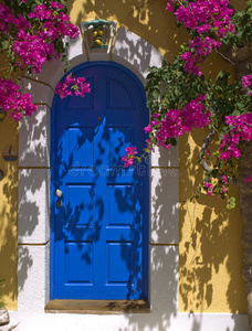 希腊的蓝色门上有紫色的花
