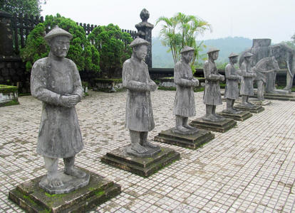守卫雕像在皇帝海丁墓在色调，越南