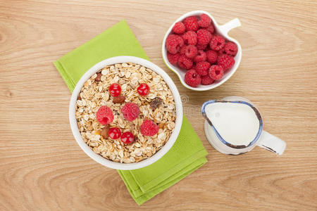 健康早餐，含麦片浆果和牛奶
