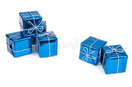 一群带银丝带的蓝色礼品盒