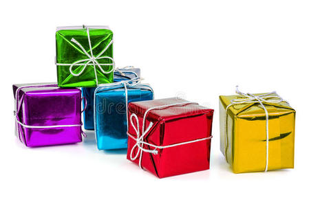 一群彩色礼品盒，上面有银丝带