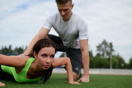 高加索夫妇在体育场草坪上训练