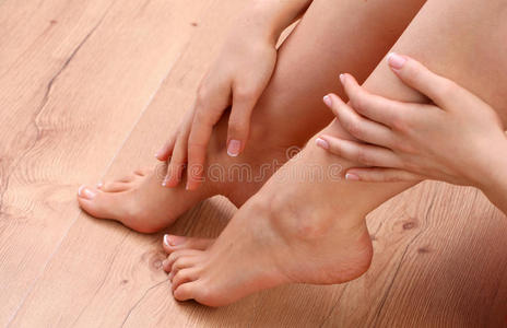 一只漂亮的红色女性脚的特写照片