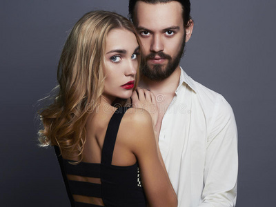 靠近男人的女人照片