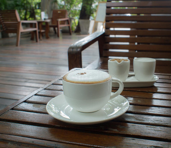 咖啡店木制桌子上的一杯咖啡