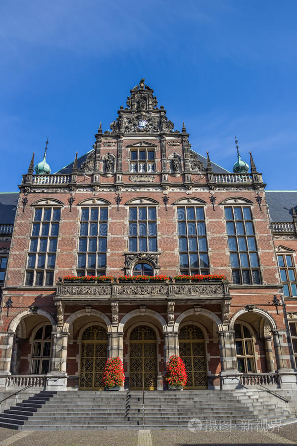 格罗宁根大学主楼的正面视图