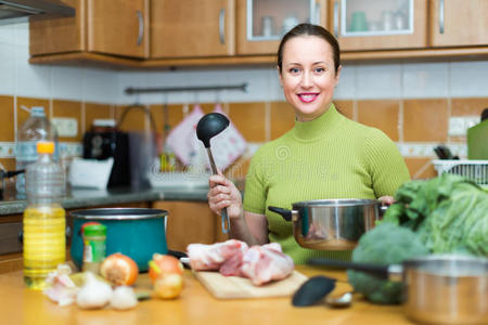 女性在家做饭