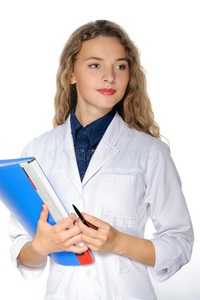 穿着白色外套的女医生，里面有一个蓝色的文件夹