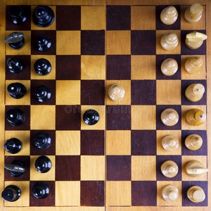 木制棋盘上棋子的概念照片