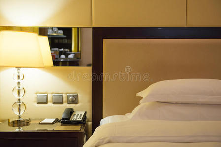 酒店房间的床和灯