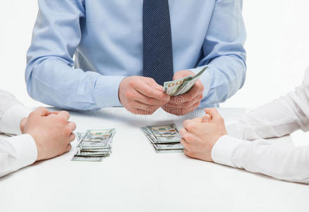 老板给优秀员工颁奖老板把钱分给合作者照片
