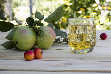 桌子上有冰的苹果和苹果汁