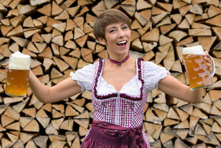 杯子 愉快的 巴伐利亚 饮料 木桩 坦克 原木 啤酒 女主人