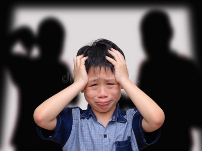 动漫哭泣男孩图片