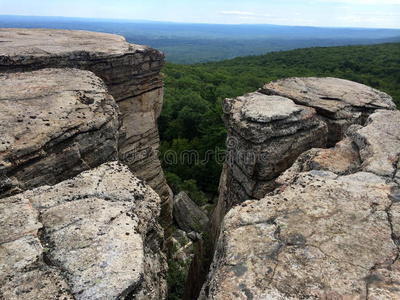 岩石 指向 自然 极端 美丽的 悬崖 岩架 风景 森林 美国
