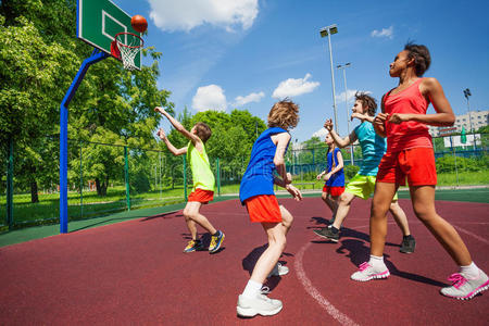 乐趣 孩子们 朋友 篮球 外部 闲暇 女孩 移动 游戏 小孩