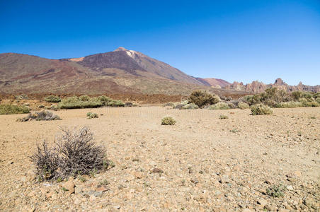 干旱和石质的火山口景观与火山堤岸的景观