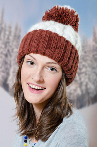 黑发年轻女孩戴着温暖的帽子在森林里