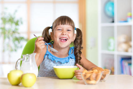 孩子在家吃健康食品