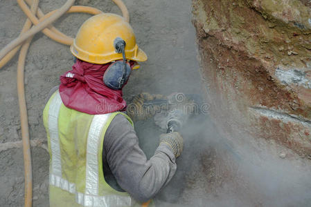 施工人员使用施工磨床切割混凝土桩