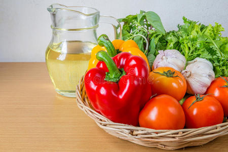 食物 收集 大蒜 春天 农业 美味的 香料 番茄 生菜 篮子