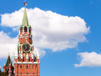 莫斯科克里姆林宫的钟楼和白云