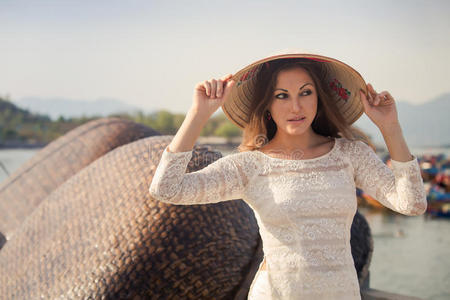 黄色背景下被隔离中国泰国蒙古族卡瓦伊男孩和女孩穿着民族服装和帽子