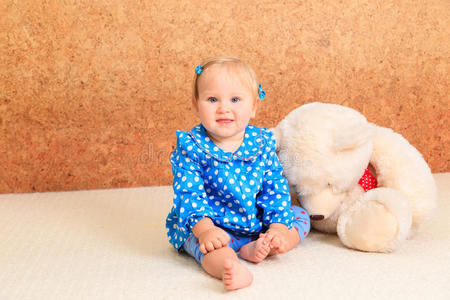 小女孩玩泰迪熊