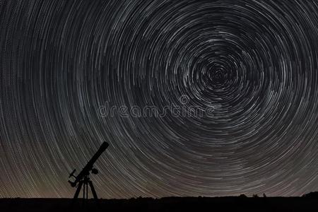 美丽的夜空，星迹在田野和天文望远镜上