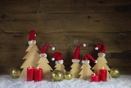四支红色燃烧的冒险蜡烛，用于旧W上的圣诞装饰