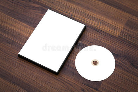 空白光盘与封面在木材背景